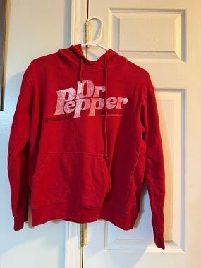 DR PEPPER DISTRESSED LOGO PULLOVER HOODED SWEATSHIRT - RED